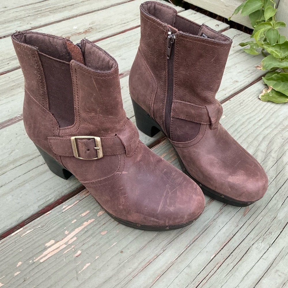 CLARKS Brown Leather Chelsea Zipper Buckle Ankle Boots Heels Women 6.5M 39320